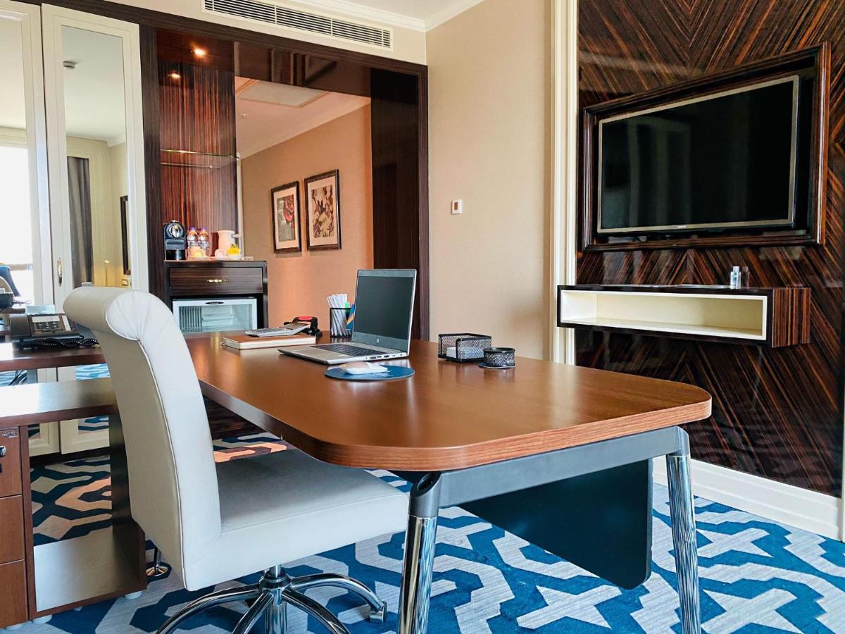 โรงแรมอีลิต เวิลด์ บิซิเนส อิสตันบูล ภายนอก รูปภาพ A modern office