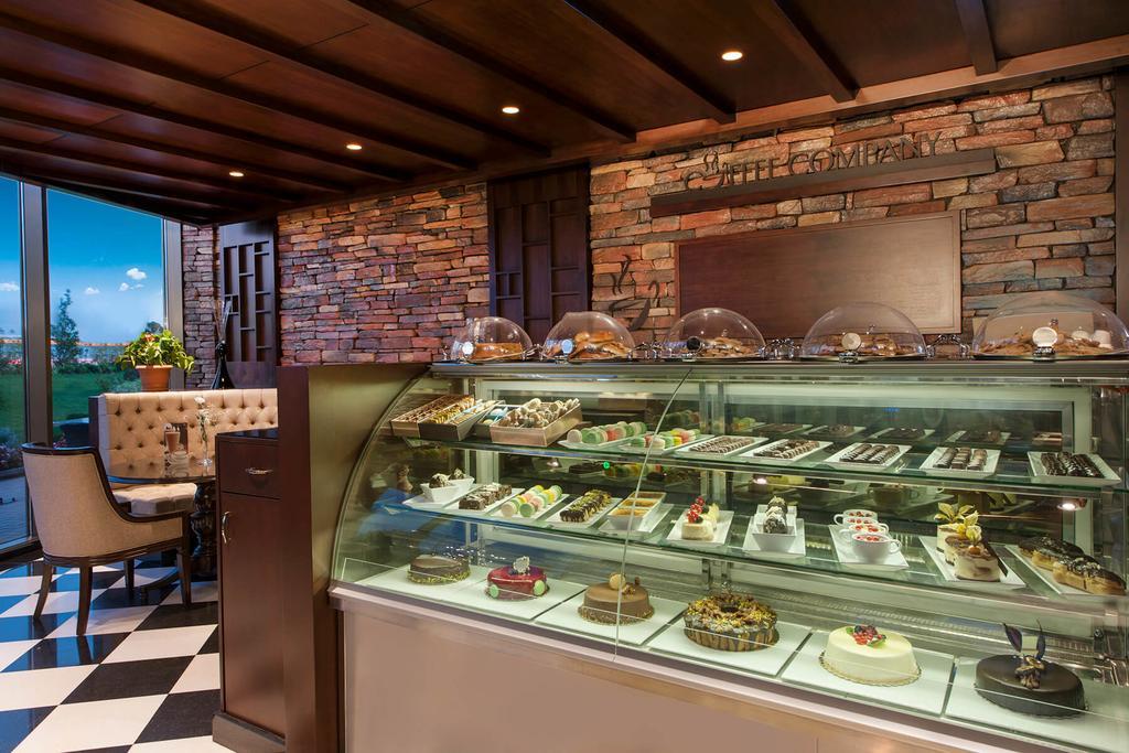 โรงแรมอีลิต เวิลด์ บิซิเนส อิสตันบูล ภายนอก รูปภาพ A pastry display case